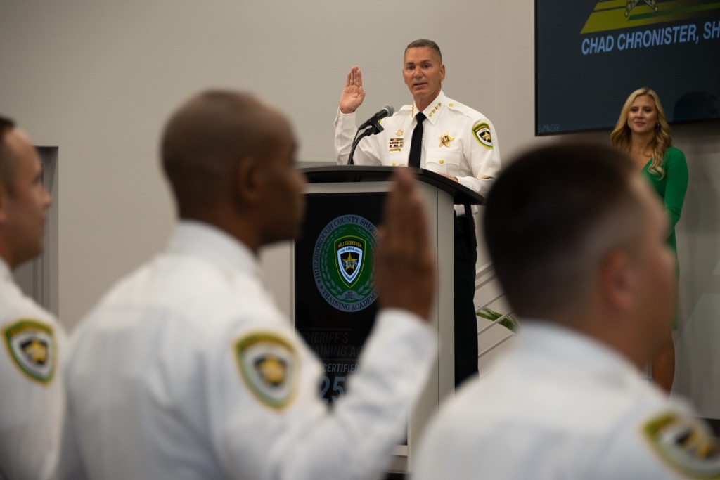 HCSOSheriff's tweet image. 🎓𝐏𝐫𝐞-𝐂𝐞𝐫𝐭𝐢𝐟𝐢𝐞𝐝 𝐆𝐫𝐚𝐝𝐮𝐚𝐭𝐢𝐨𝐧 🎓
A day full of new badges and new beginnings! Congratulations to Pre-Certified Law Enforcement class 25-10. They're joining #teamHCSO and are ready to serve Hillsborough County!