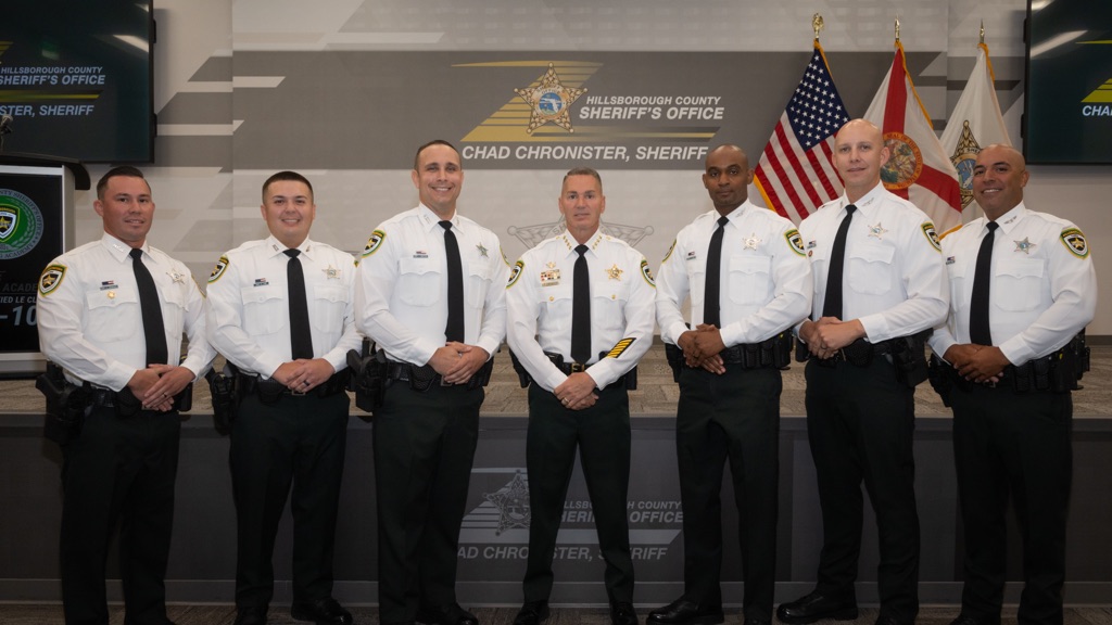 HCSOSheriff's tweet image. 🎓𝐏𝐫𝐞-𝐂𝐞𝐫𝐭𝐢𝐟𝐢𝐞𝐝 𝐆𝐫𝐚𝐝𝐮𝐚𝐭𝐢𝐨𝐧 🎓
A day full of new badges and new beginnings! Congratulations to Pre-Certified Law Enforcement class 25-10. They're joining #teamHCSO and are ready to serve Hillsborough County!