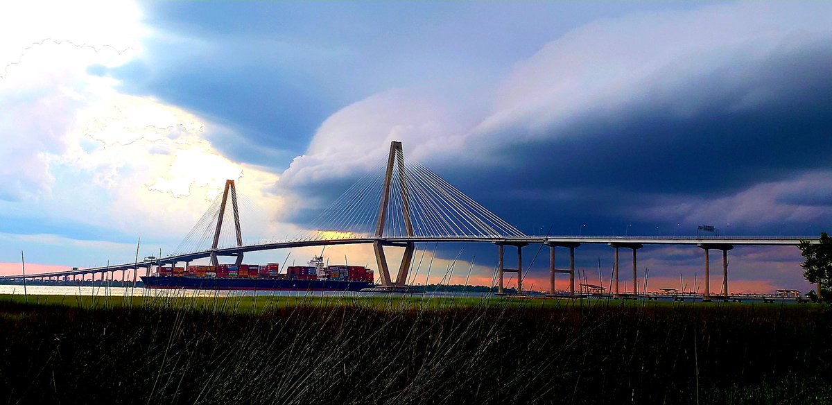 WXwithLex's tweet image. Another summer storm rolling through Charleston!
📷 : Kenneth Macbride