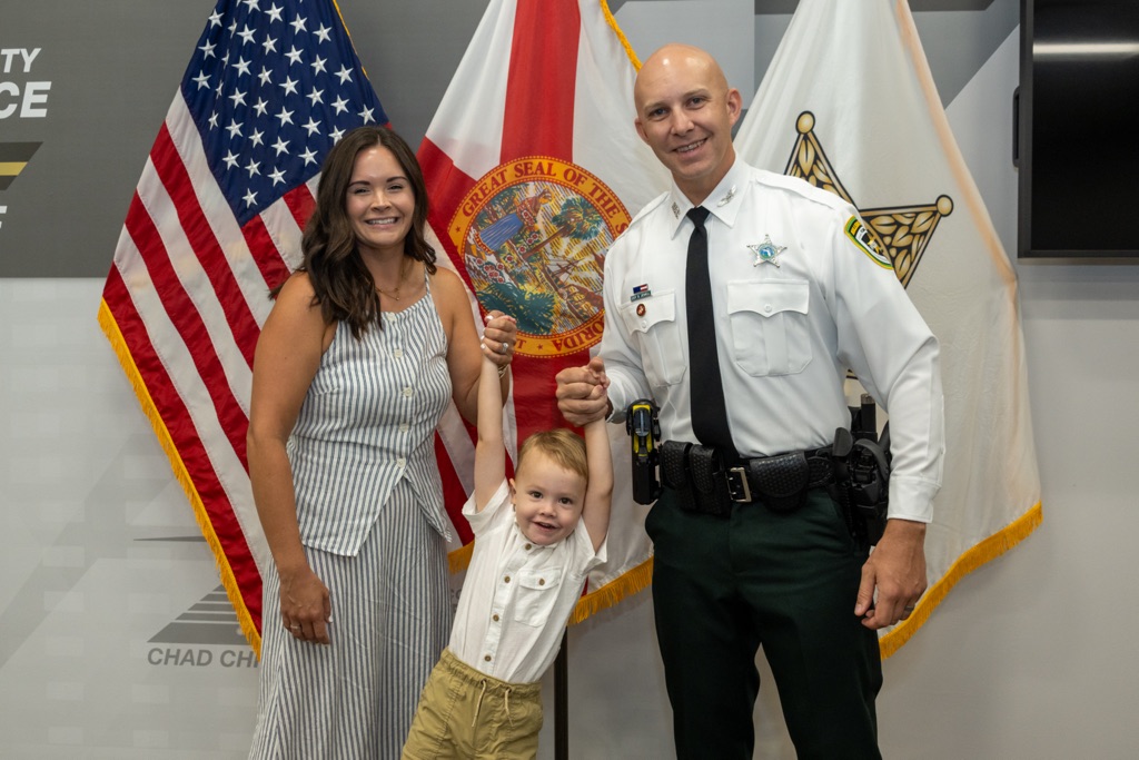 HCSOSheriff's tweet image. 🎓𝐏𝐫𝐞-𝐂𝐞𝐫𝐭𝐢𝐟𝐢𝐞𝐝 𝐆𝐫𝐚𝐝𝐮𝐚𝐭𝐢𝐨𝐧 🎓
A day full of new badges and new beginnings! Congratulations to Pre-Certified Law Enforcement class 25-10. They're joining #teamHCSO and are ready to serve Hillsborough County!