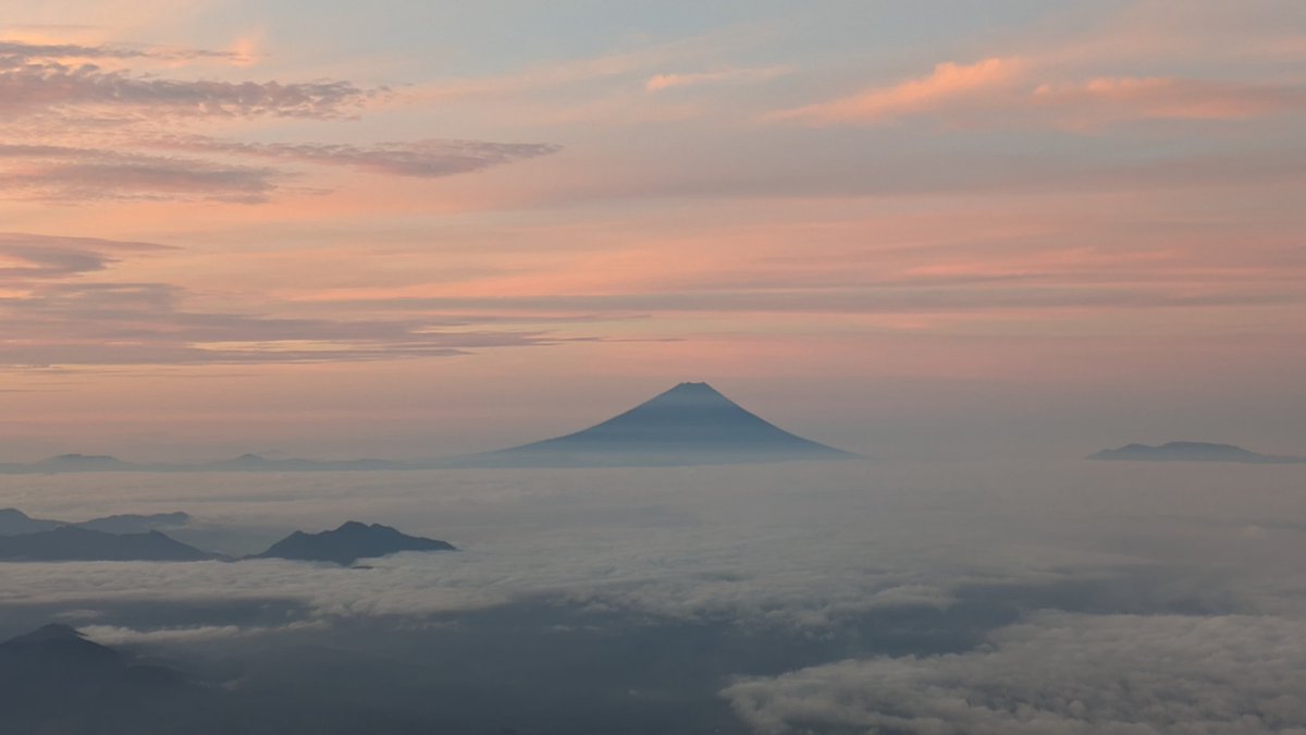 akadake2899m's tweet image. おはようございます。今朝の赤岳は晴れです。気温は10℃。穏やかな西風です。
＃赤岳
＃八ヶ岳