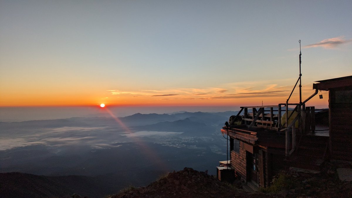 akadake2899m's tweet image. おはようございます。今朝の赤岳は晴れです。気温は10℃。穏やかな西風です。
＃赤岳
＃八ヶ岳