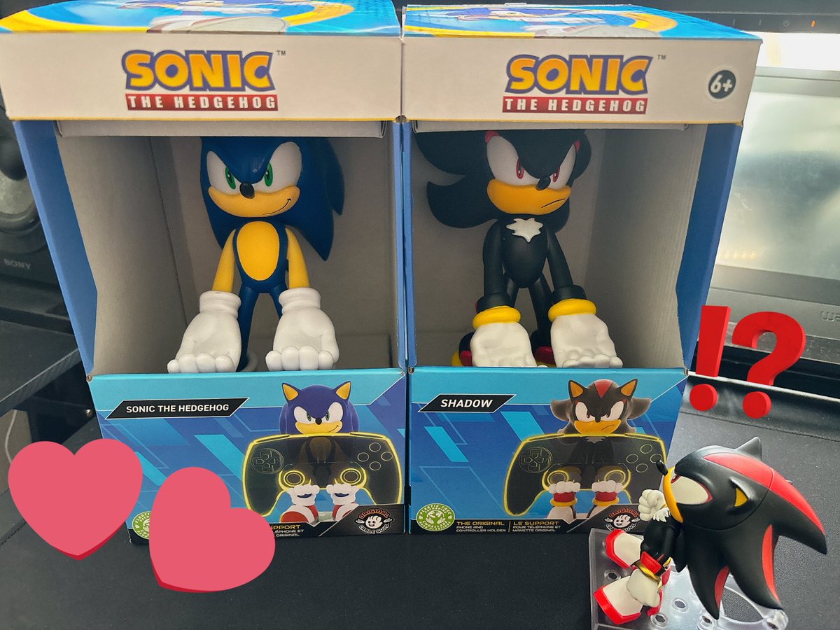 moooo_0812's tweet image. これは最近買ったものたちです
ソニシャのコントローラースタンド想像以上にデカくて最高です!
我が家のねんどろシャドウさんも驚きのあまり彼らを見上げております!!