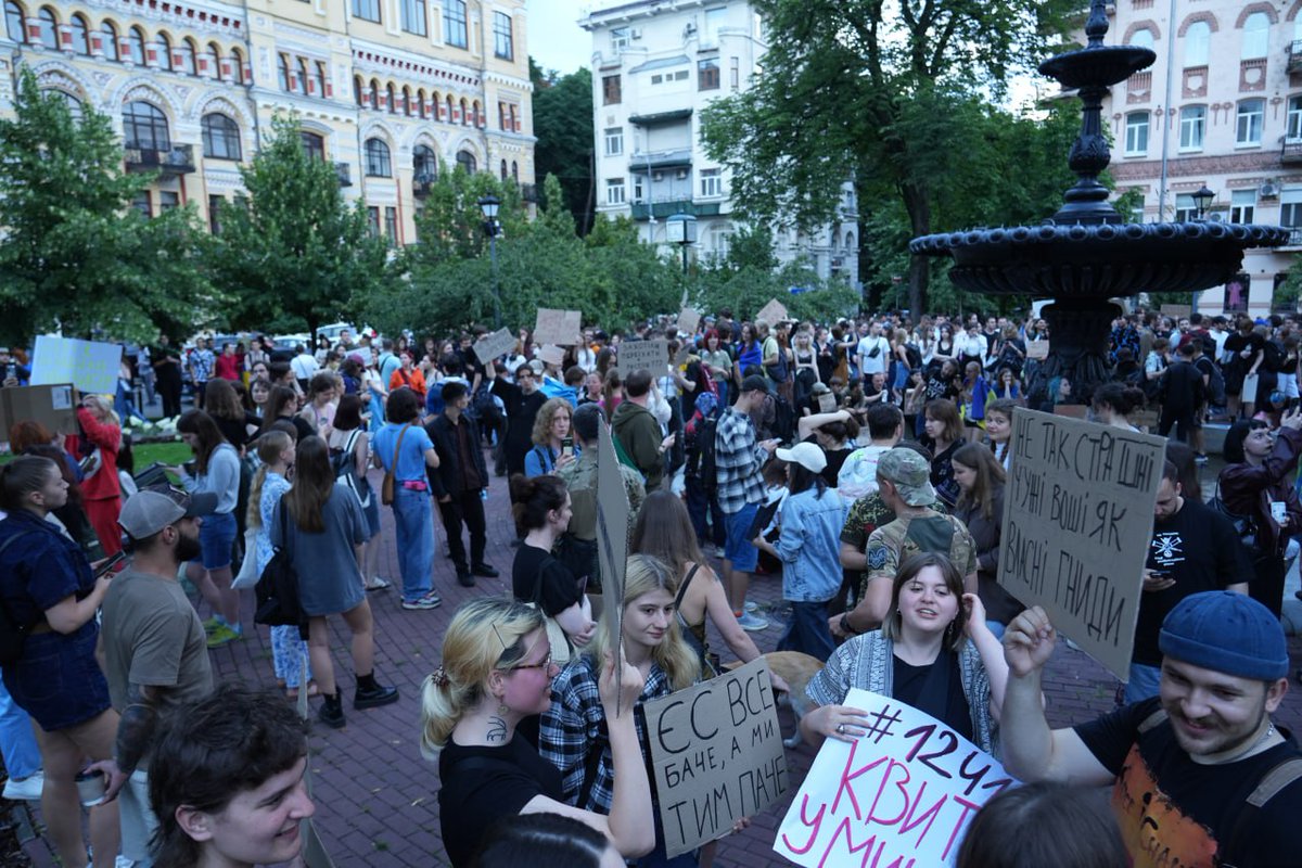 dw_russian's tweet image. В Киеве прошли протесты против ограничения независимости НАБУ и САП. Участники требуют от президента Украины наложить вето на законопроект №12414, который уже был поддержан депутатами Рады. Как передает корреспондентка DW, на акцию на площади Ивана Франко собрались более тысячи…