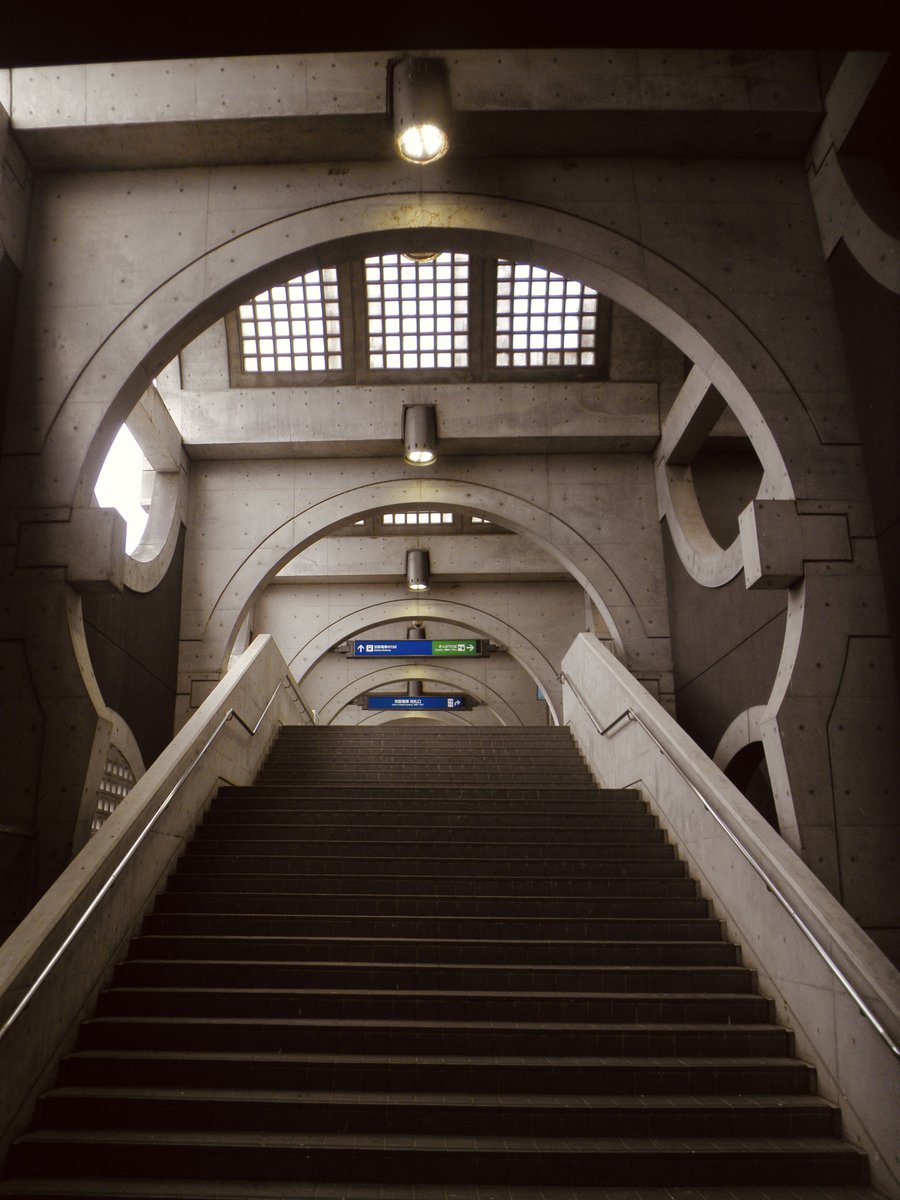 Echo_send's tweet photo. @luusssso Je suis passé par la station Uji il y a quelques mois… 📸 Cette station est vraiment un ovni. On a l’impression que des yeux nous observent dans chaques coins 👁️
Photos avec l’olympus x-960 https://t.co/av4HuF7IjS