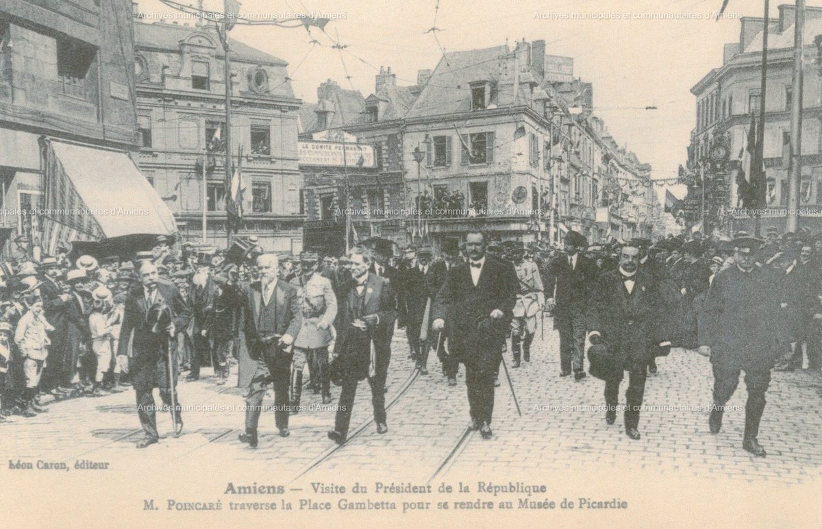 AmiensMetropole's tweet image. [ #TrésorArchives✨] En juillet, focus sur un incontournable du vacancier : la carte postale !
L&apos;équipe des Archives municipales et communautaires d’Amiens du mois de juillet revient sur l’histoire de la carte postale de son invention à nos jours 🧐👉 amiens.fr/Vivre-a-Amiens…