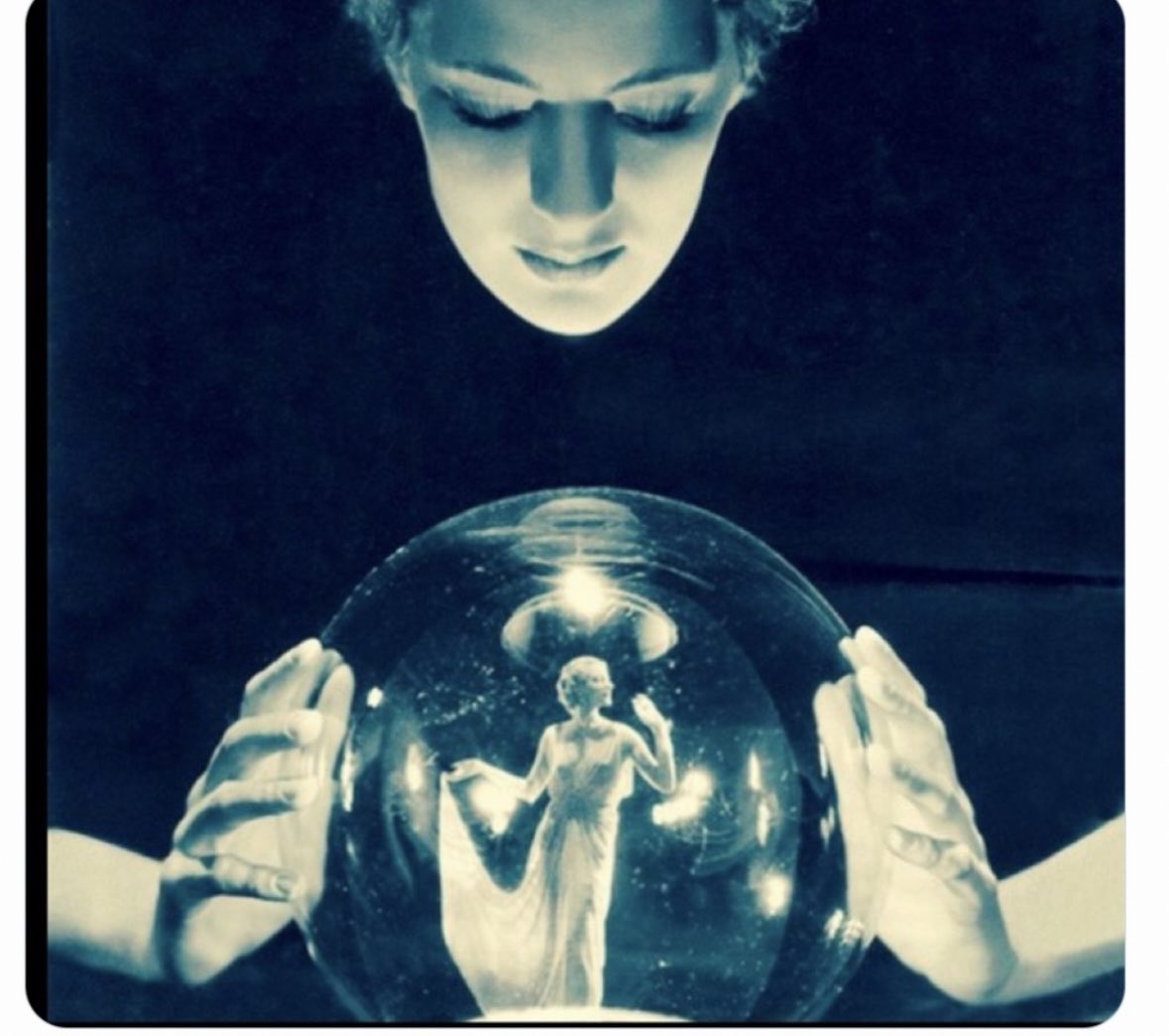 Peine01's tweet image. „Die Zahl unserer Abende ist begrenzt und mit jedem verplemperten Abend versündigt man sich grausam am natürlichen Lauf des einzigen Lebens, das wir haben."
Gute Nacht mit Charles Bukowski
Foto, Man Ray