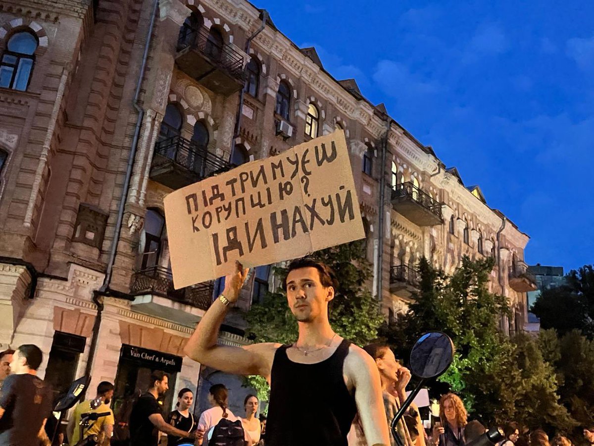 KyivPost's tweet image. — F**k corruption!
— How are you better than the Russians?
— Support corruption? Go to hell!
— Law 12414 is a leap into the abyss! — 12414 — VETO!
Right now, these fiery slogans blaze across banners in the heart of Kyiv, as protesters rise up against a controversial new law…