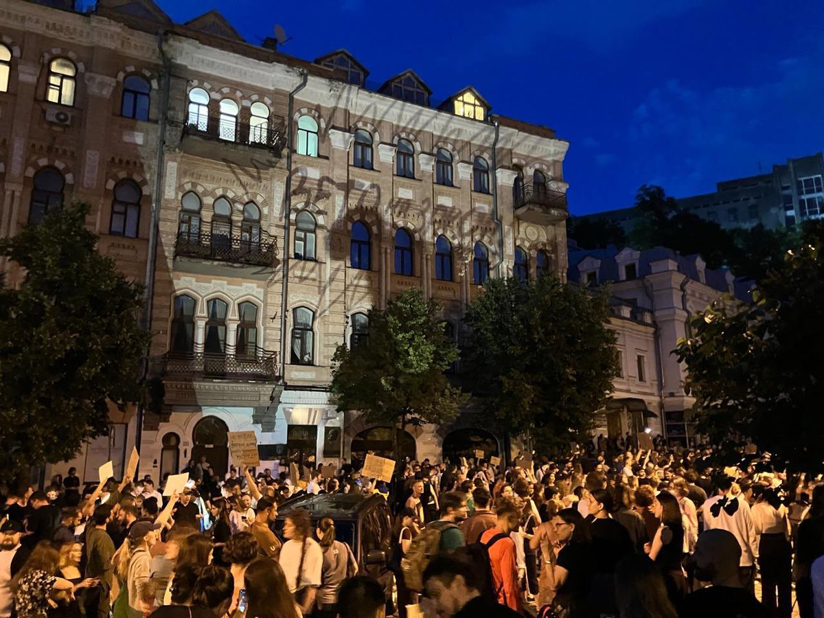 KyivPost's tweet image. — F**k corruption!
— How are you better than the Russians?
— Support corruption? Go to hell!
— Law 12414 is a leap into the abyss! — 12414 — VETO!
Right now, these fiery slogans blaze across banners in the heart of Kyiv, as protesters rise up against a controversial new law…