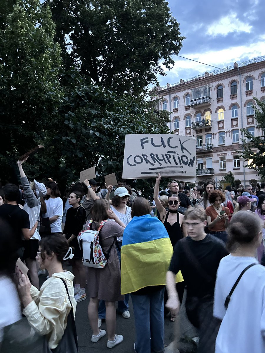KyivPost's tweet image. — F**k corruption!
— How are you better than the Russians?
— Support corruption? Go to hell!
— Law 12414 is a leap into the abyss! — 12414 — VETO!
Right now, these fiery slogans blaze across banners in the heart of Kyiv, as protesters rise up against a controversial new law…