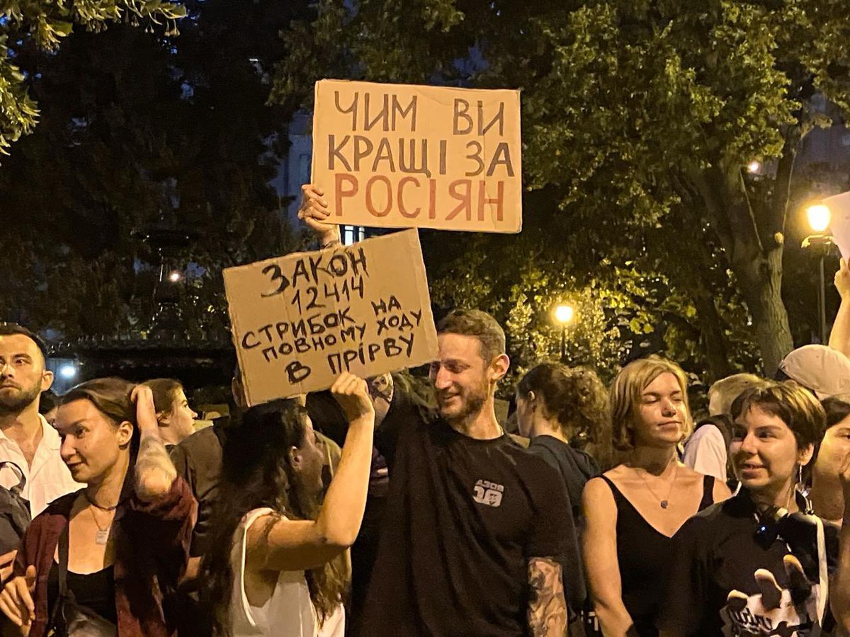 KyivPost's tweet image. — F**k corruption!
— How are you better than the Russians?
— Support corruption? Go to hell!
— Law 12414 is a leap into the abyss! — 12414 — VETO!
Right now, these fiery slogans blaze across banners in the heart of Kyiv, as protesters rise up against a controversial new law…