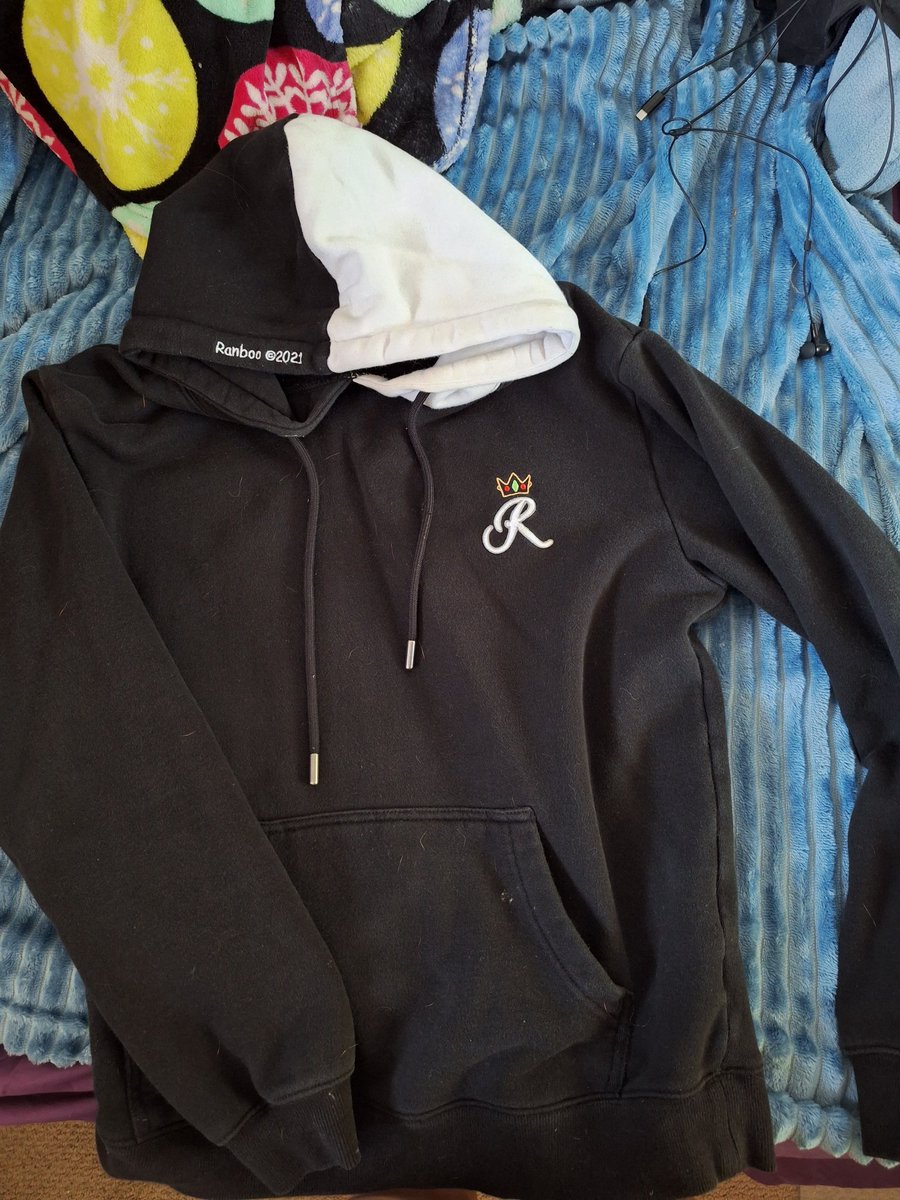 Hilix01's tweet image. Long time no see. Let's see if I remember how to use this app.

I'm planning on moving in with my fiancé so I am selling some old merch I have of TapL and Ranboo!

DM me for details if interested! :)

~~~~~~~**All in size S**~~~~~~~

#ranboo #tapl #bootwt #merch #forsale