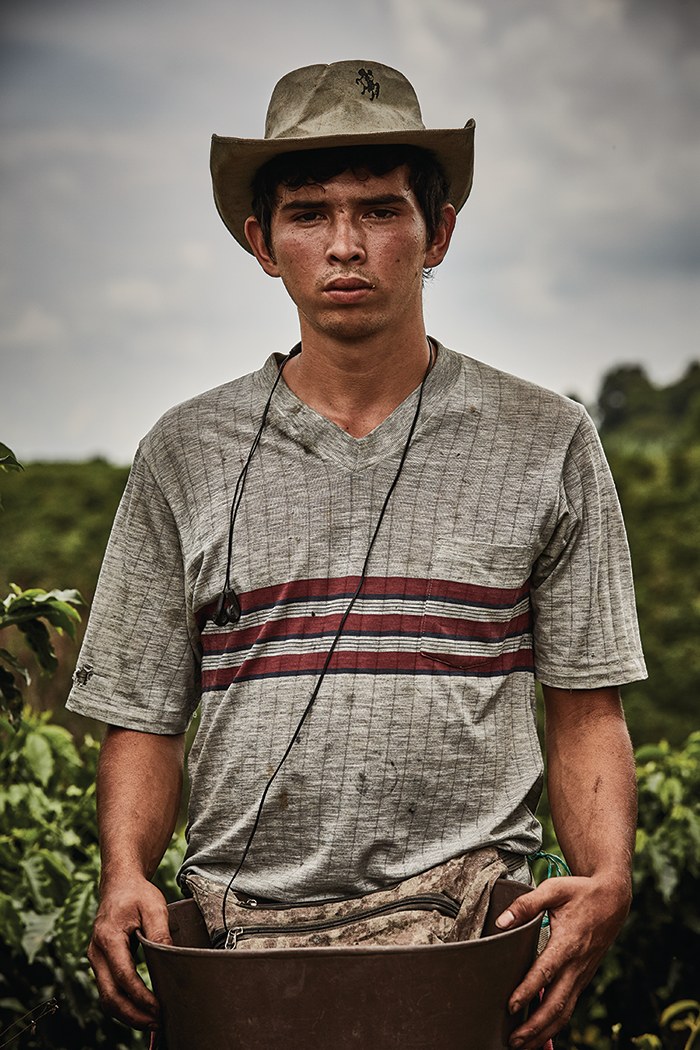 CommArts's tweet image. CA Winner: @ClayHaynerPhoto. “A Coffee Story”
Documenting the process of the coffee bean from the plant to the factory to the shipping to the packaging to the coffee pot and everything in between. ow.ly/VRIF50WiiT2