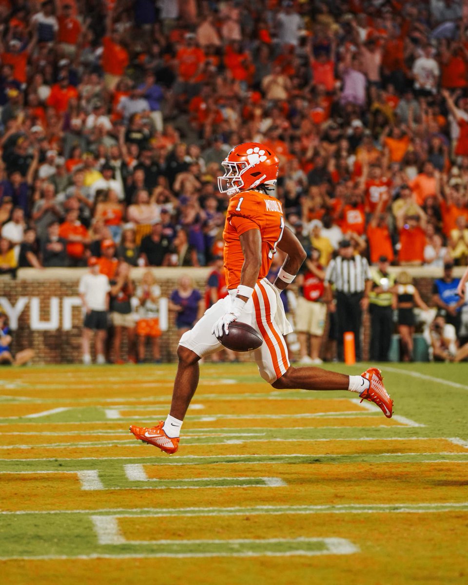 CFBLive247_'s tweet image. My top rated wide receiver corps for this upcoming College Football season
Clemson Tigers | ACC
T.J. Moore
Bryant Wesco Jr
Antonio Williams
Tyler Brown
Cole Turner