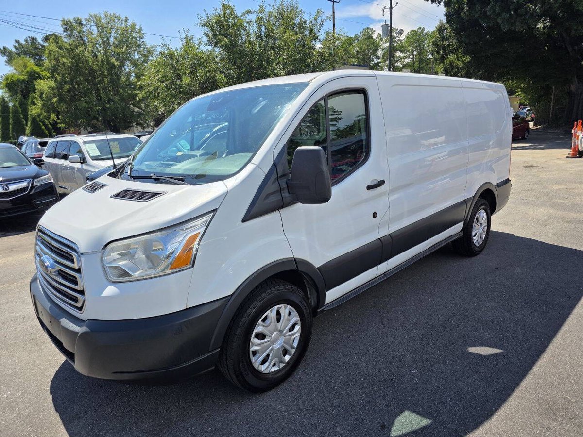 CommercialTruck's tweet image. 🚚 2017 Ford Transit Cargo Van – Ready to Work! 💼 One owner, well maintained, shelves, ladder rack &amp;amp; tech features like Bluetooth + backup cam. $13,995 in Raleigh, NC. 🤩 Make it yours today 👉 brnw.ch/21wUlqO

#CommercialTruckTrader #BuySellResearch #WorkVan