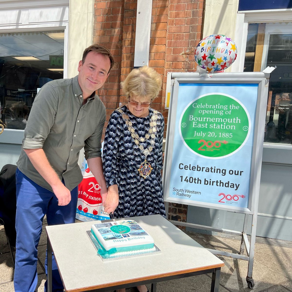TomHayesBmouth's tweet image. 🎂🚂 I joined the 140th birthday celebrations for Bournemouth Station. It was an honour to cut the cake with the Mayor of Bournemouth!