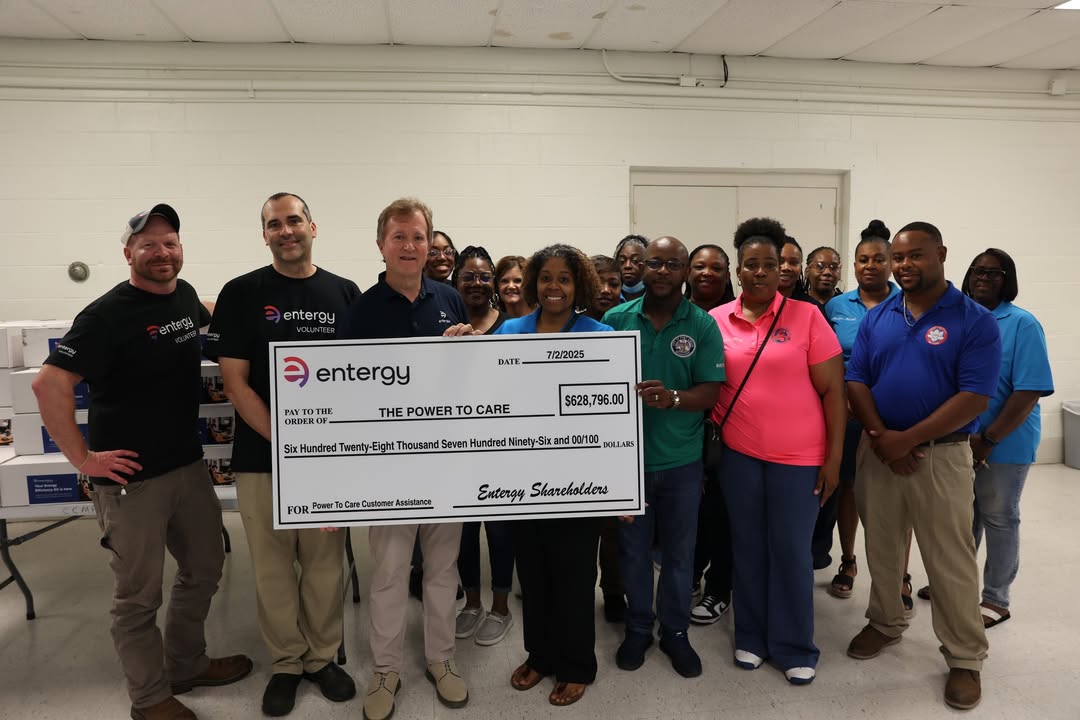 Entergy's tweet image. Earlier this month, we brought our Beat the Heat Day giveaway to the AJFC Community Action Agency in Claiborne County! ❤️
Plus, we announced a $628,000 contribution to our bill assistance program, The Power to Care! 🤝
Read more ➡️ enter.gy/61834lRbJ
#WePowerLife