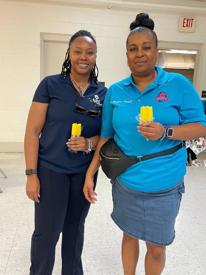 Entergy's tweet image. Earlier this month, we brought our Beat the Heat Day giveaway to the AJFC Community Action Agency in Claiborne County! ❤️
Plus, we announced a $628,000 contribution to our bill assistance program, The Power to Care! 🤝
Read more ➡️ enter.gy/61834lRbJ
#WePowerLife