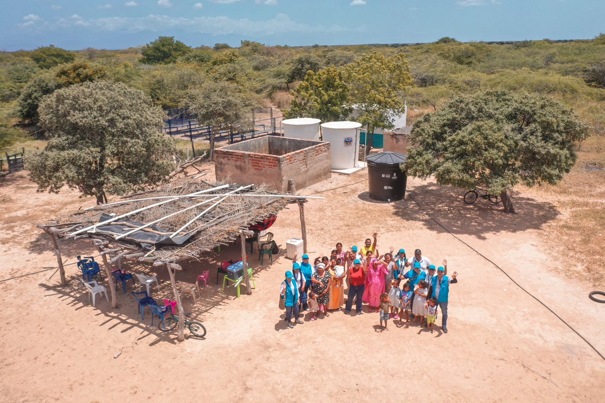 edwardLibreros_'s tweet photo. #NoticiasDelCambio l 🌅Llegamos hasta la comunidad Wayuu de Buenavista en La Guajira, en donde nuestro equipo dialogó con sus habitantes y el Comité de Agua 💧sobre las experiencias que han tenido con la planta de tratamiento de agua potable que les entregamos hace 3 meses, así como el seguimiento al mismo. 

Un valioso espacio de reflexión con la comunidad en torno al agua. 💪🏽