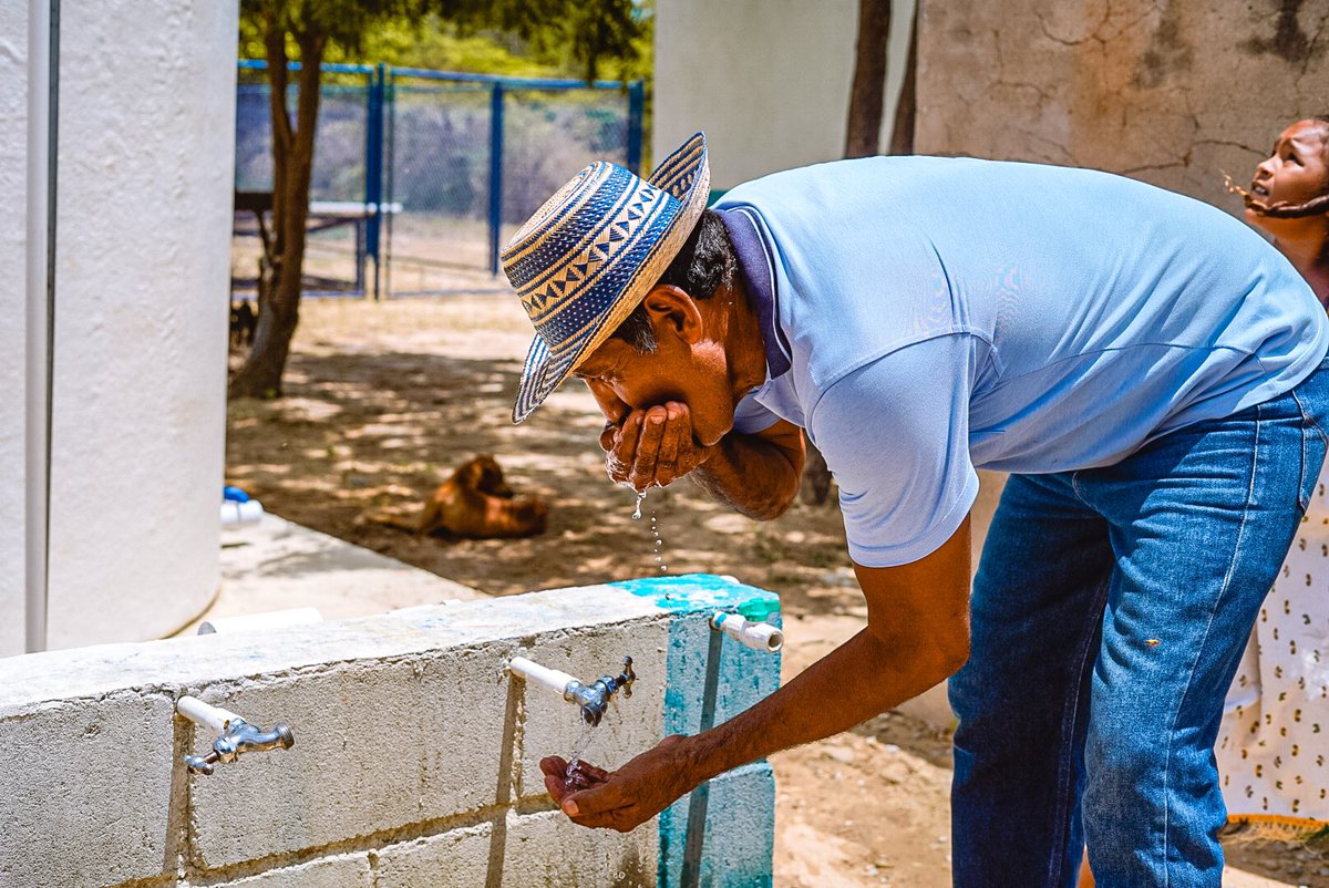 edwardLibreros_'s tweet photo. #NoticiasDelCambio l 🌅Llegamos hasta la comunidad Wayuu de Buenavista en La Guajira, en donde nuestro equipo dialogó con sus habitantes y el Comité de Agua 💧sobre las experiencias que han tenido con la planta de tratamiento de agua potable que les entregamos hace 3 meses, así como el seguimiento al mismo. 

Un valioso espacio de reflexión con la comunidad en torno al agua. 💪🏽