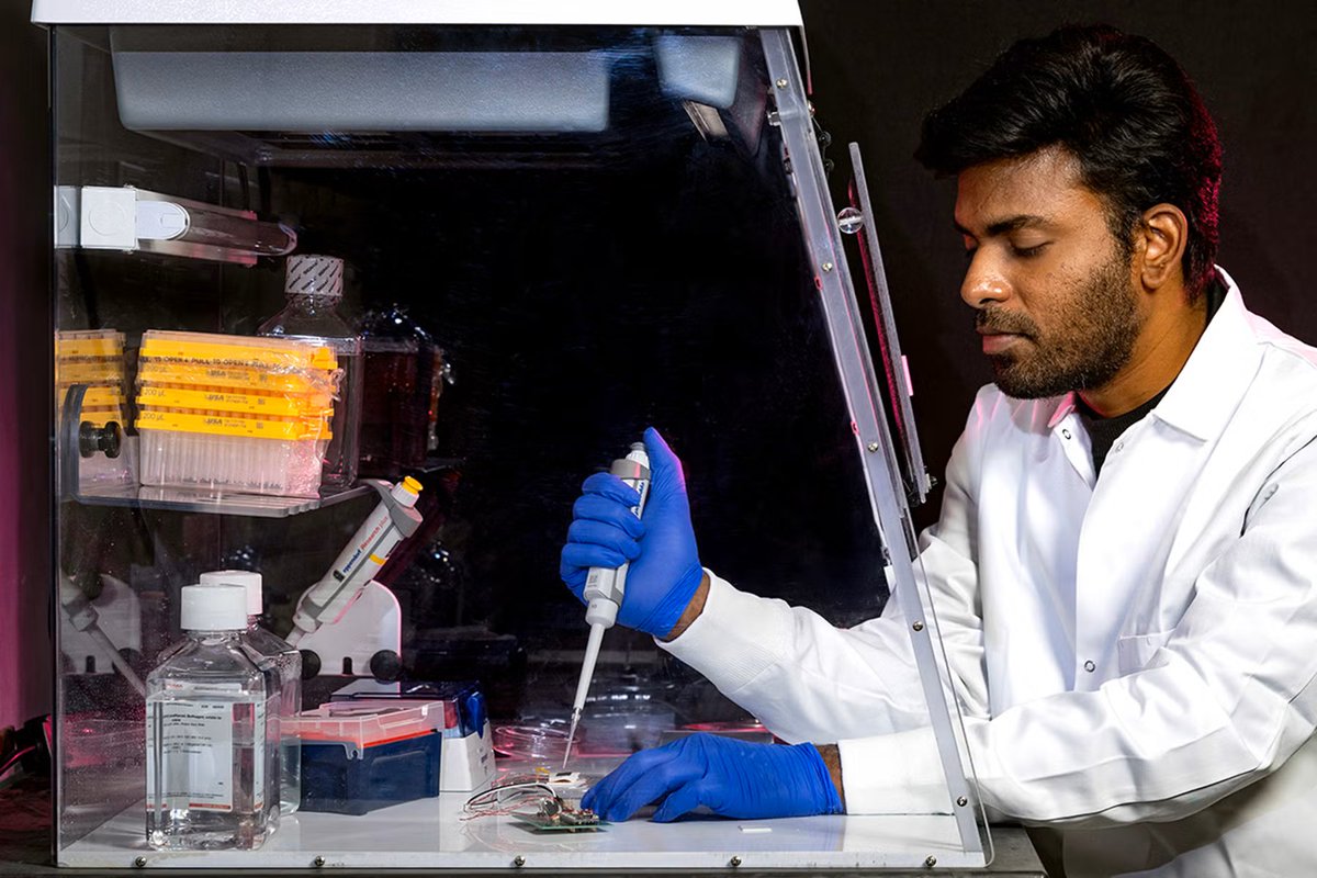 UofILSystem's tweet image. By putting the power of a diagnostic lab in your pocket, the newest idea from @UICEngineering's Anand Research Group could help fend off the next pandemic before it starts. 🧬
See how they're doing it: ow.ly/3twL50WtBR3
