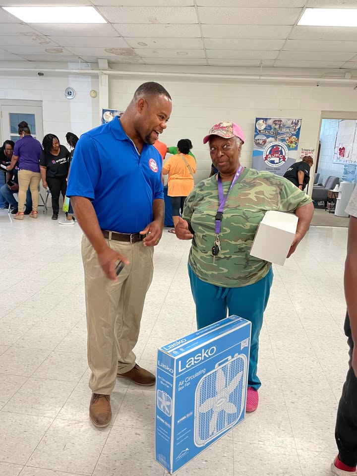 Entergy's tweet image. Earlier this month, we brought our Beat the Heat Day giveaway to the AJFC Community Action Agency in Claiborne County! ❤️
Plus, we announced a $628,000 contribution to our bill assistance program, The Power to Care! 🤝
Read more ➡️ enter.gy/61834lRbJ
#WePowerLife