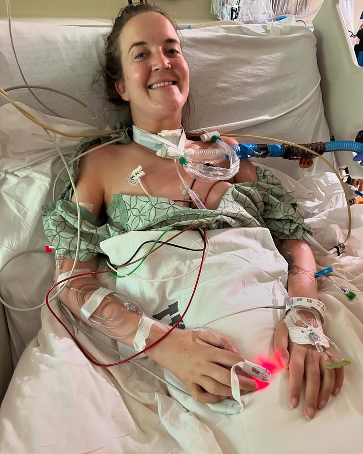 Kristinartz's tweet image. Even with machines keeping her alive, she chooses to smile 💔
Her strength is louder than her pain. Say Hi, Follow, and Repost if her courage touched your soul. 🙏❤️🩹