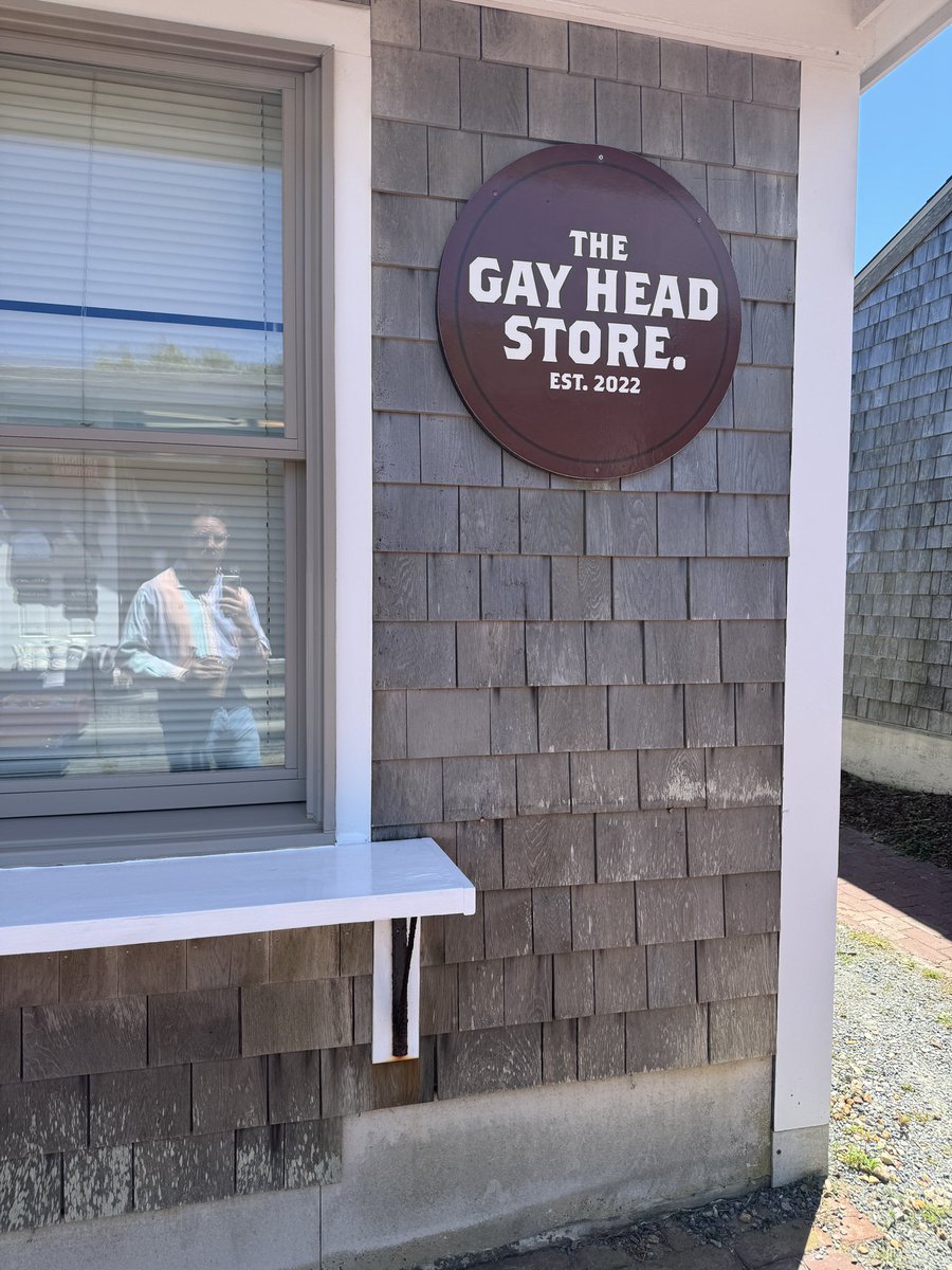 scopgieb's tweet image. (Steve Harvey voice)
The store is called HWHAT