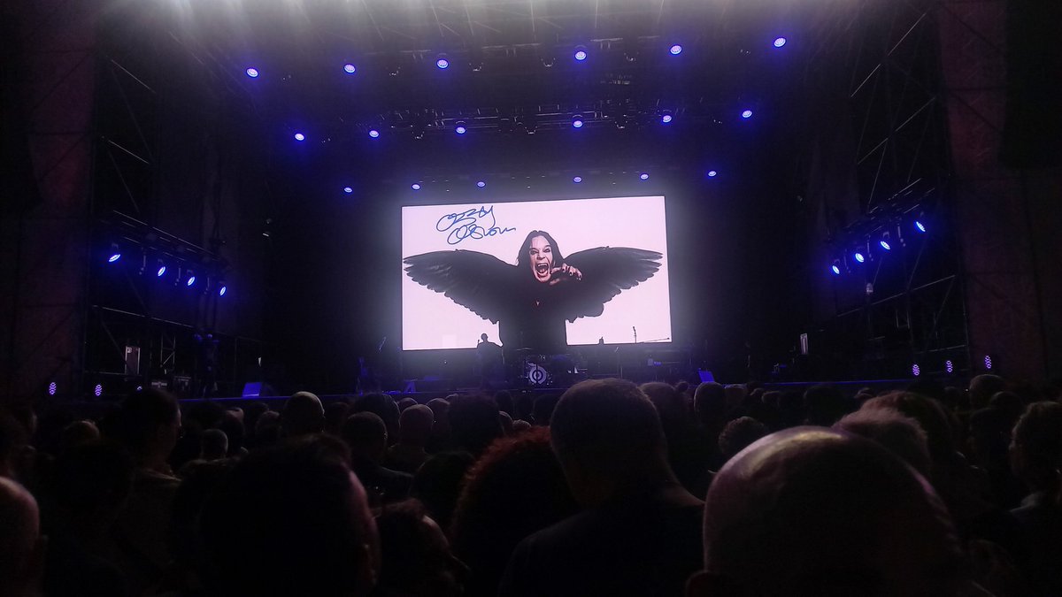 Gli #Who stasera aprono così.
#Ozzy