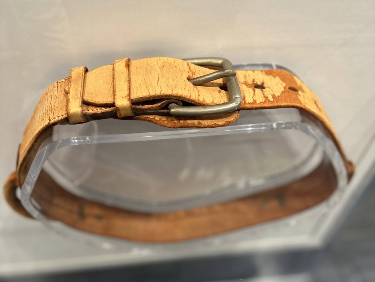 cfbhall's tweet image. Talk about putting belt to mass! 💥

In 1892, Harvard’s “Flying Wedge” had teammates locking arms and grabbing onto a belt worn by the ball carrier—charging full speed like a human battering ram.
It worked... until injuries banned it after one season.
See a belt from that era at…