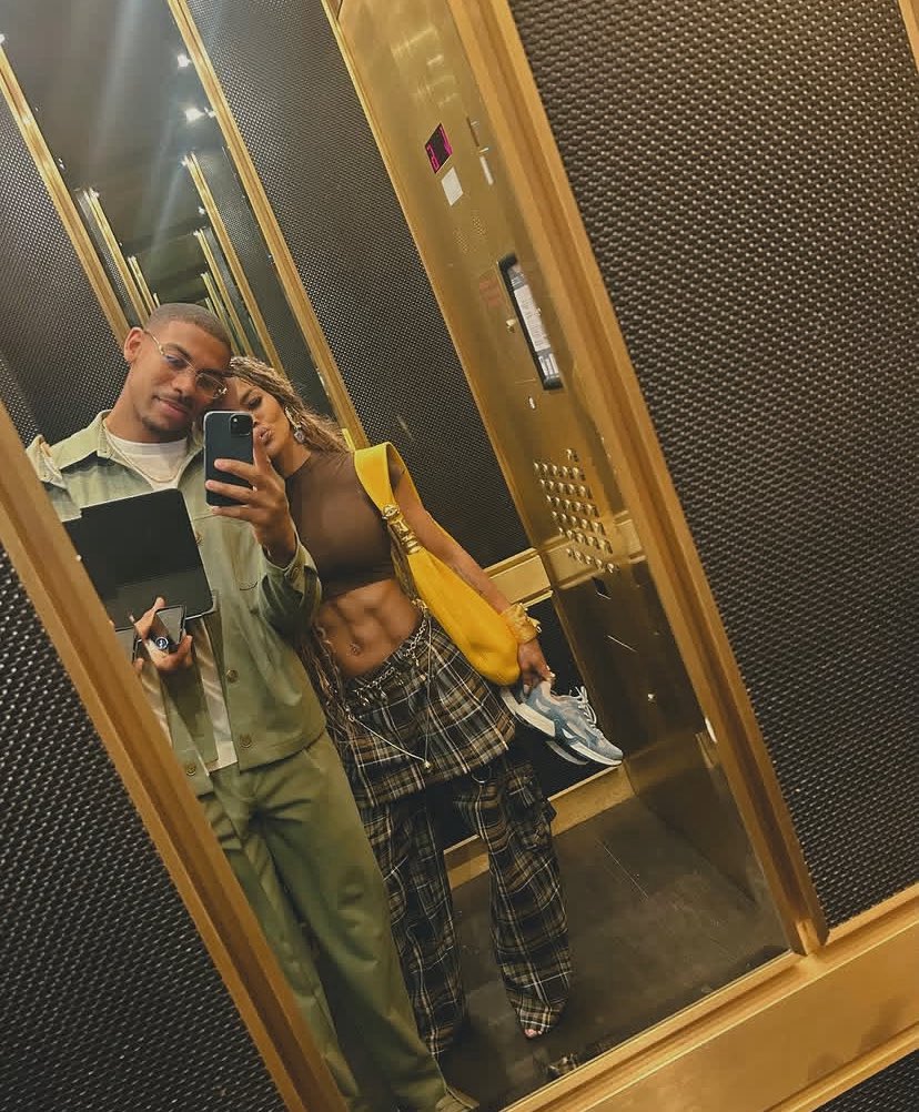 LegendaryLade's tweet image. Teyana Taylor with her man, Aaron Pierre wearing a Schiaparelli “Soufflé” bag! #BagCheck