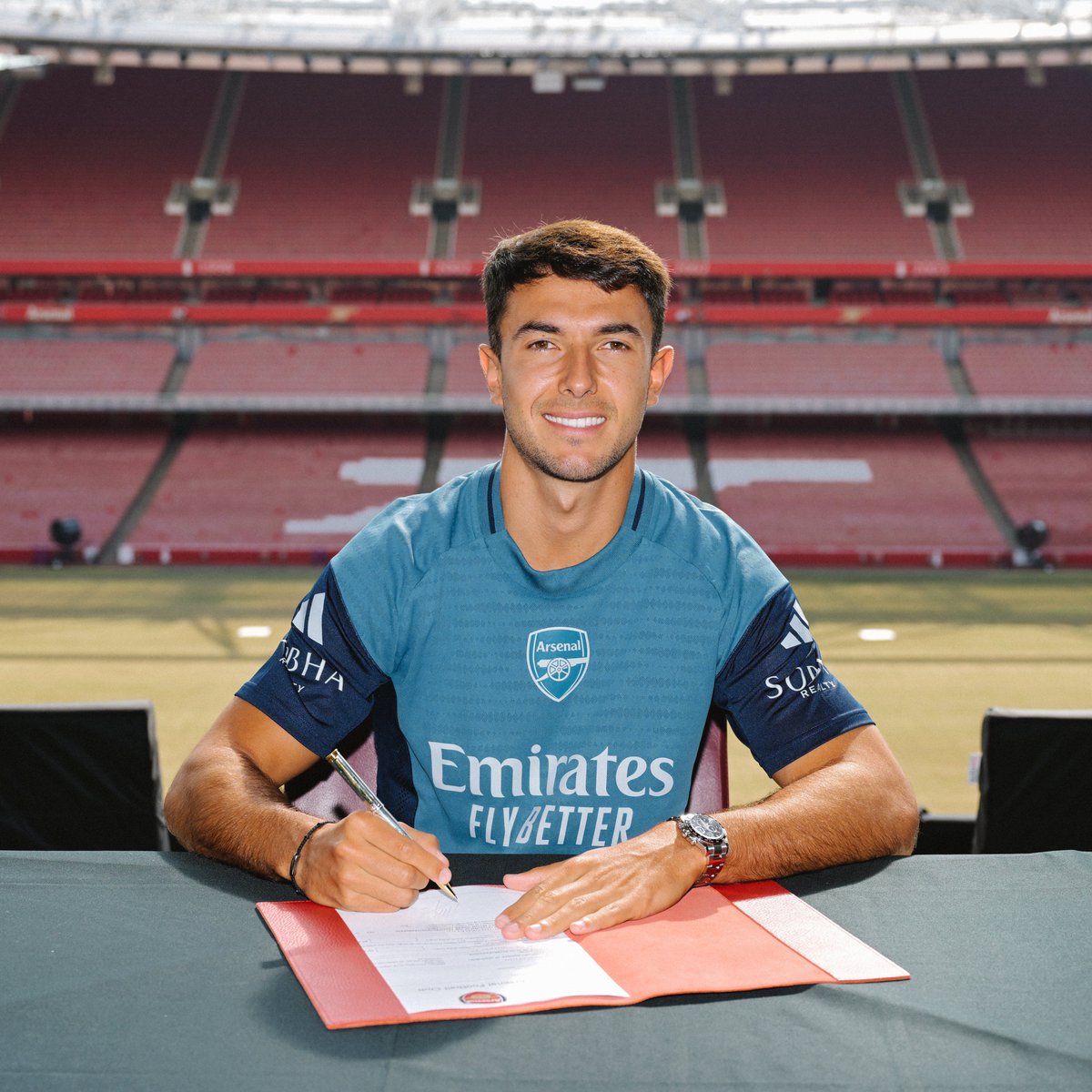 BetUS_Nation's tweet image. Arsenal are priced at +225 to win the Premier League this season 🏆🔴⚪
With new signings Viktor Gyökeres, Martín Zubimendi, and Noni Madueke, the Gunners are fully reloaded 💣
Bet now: bit.ly/BetUSJoinPage
#AFC #Arsenal #PremierLeague #Gyokeres #Zubimendi #Madueke #PL2025