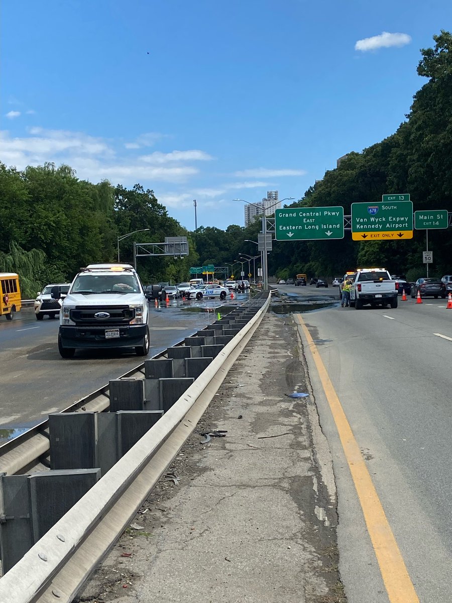 kazdaughtry's tweet image. TRAFFIC ALERT: Portions of the Grand Central Parkway closed in both directions between the LIE and the Jackie Robinson in Forest Hills.
@NYCWater, @FDNY, @NYCSanitation, and @NYPDnews are on scene working to restore the roadway and get traffic moving again. Two lanes are…