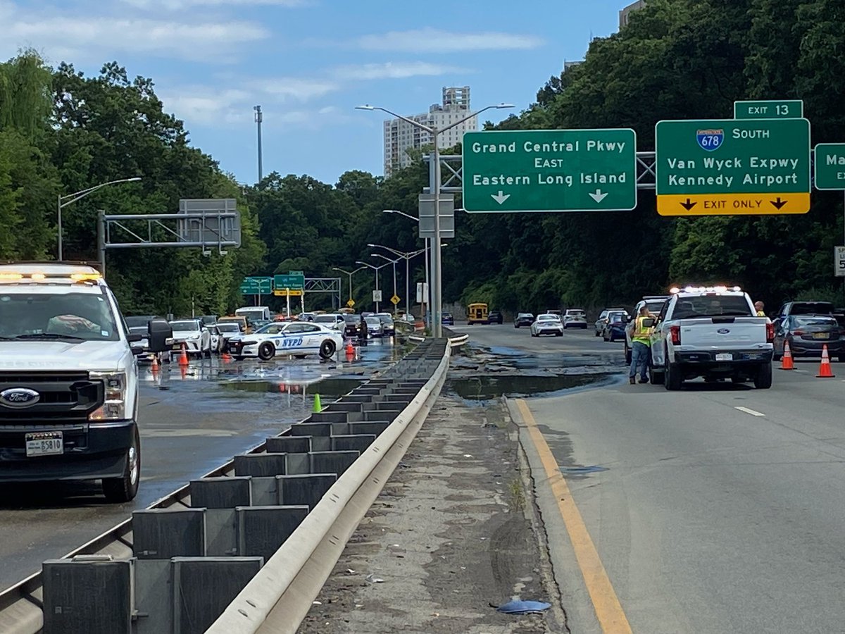 kazdaughtry's tweet image. TRAFFIC ALERT: Portions of the Grand Central Parkway closed in both directions between the LIE and the Jackie Robinson in Forest Hills.
@NYCWater, @FDNY, @NYCSanitation, and @NYPDnews are on scene working to restore the roadway and get traffic moving again. Two lanes are…