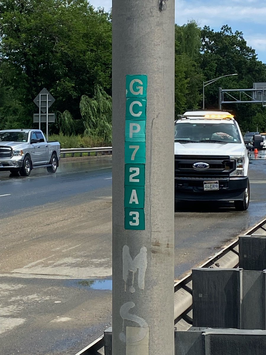 kazdaughtry's tweet image. TRAFFIC ALERT: Portions of the Grand Central Parkway closed in both directions between the LIE and the Jackie Robinson in Forest Hills.
@NYCWater, @FDNY, @NYCSanitation, and @NYPDnews are on scene working to restore the roadway and get traffic moving again. Two lanes are…