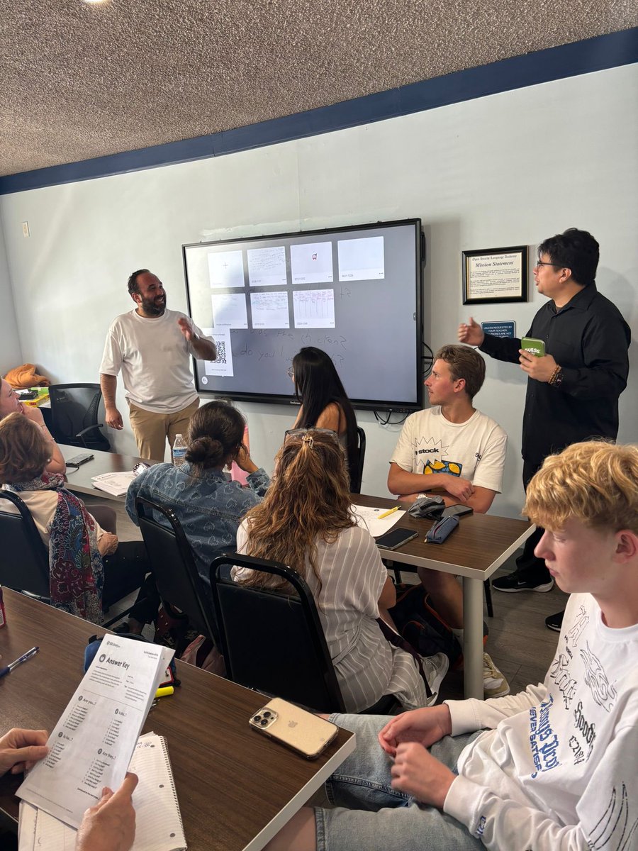 OHLASchools's tweet image. Today a certificate, tomorrow the world. 🌍🎓 Congrats, graduate!

#OHLASchools #ESLStudents #EnglishLearning #LearnEnglish #ESL