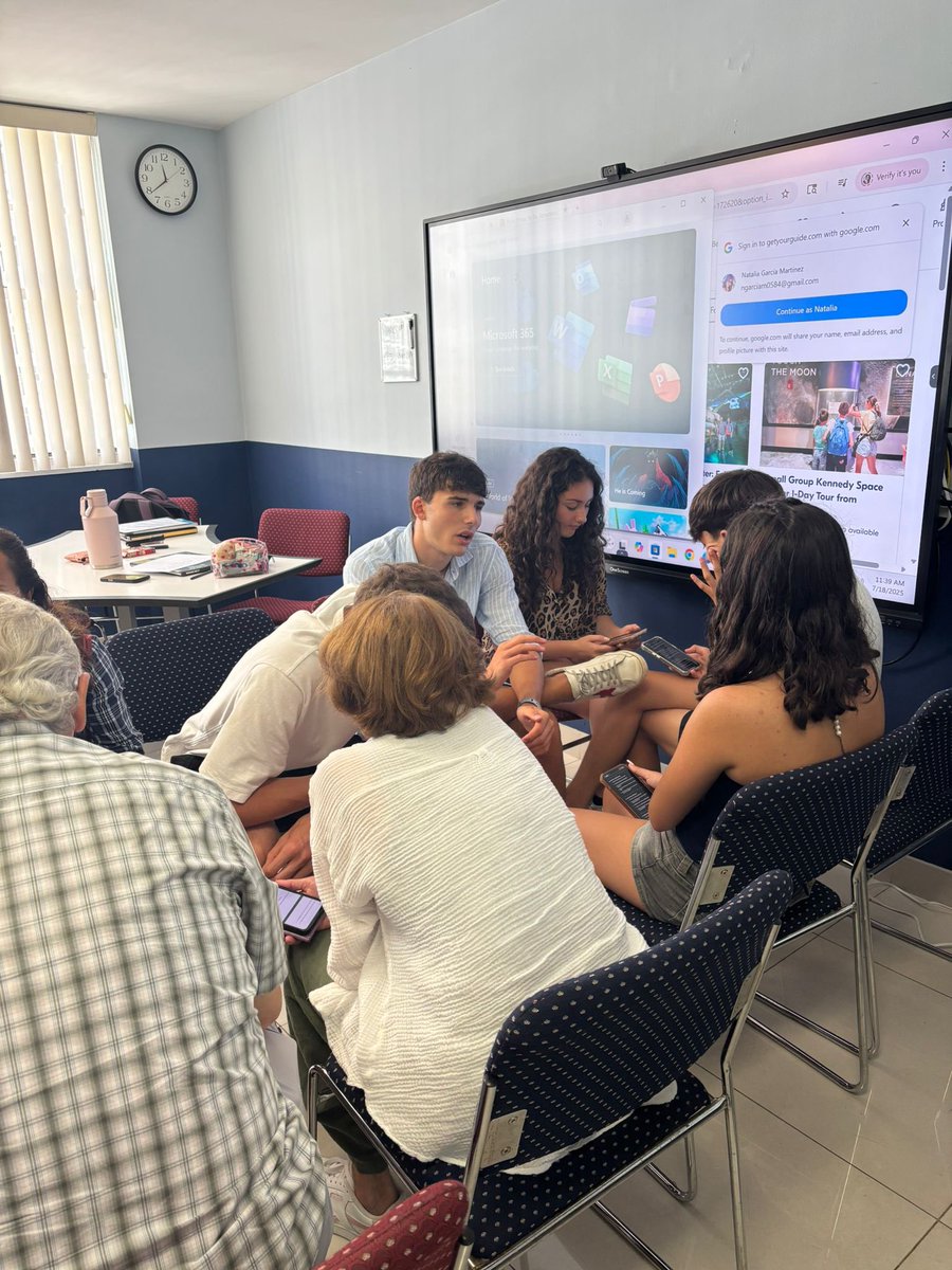 OHLASchools's tweet image. Today a certificate, tomorrow the world. 🌍🎓 Congrats, graduate!

#OHLASchools #ESLStudents #EnglishLearning #LearnEnglish #ESL