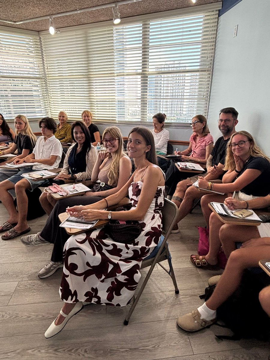 OHLASchools's tweet image. Today a certificate, tomorrow the world. 🌍🎓 Congrats, graduate!

#OHLASchools #ESLStudents #EnglishLearning #LearnEnglish #ESL