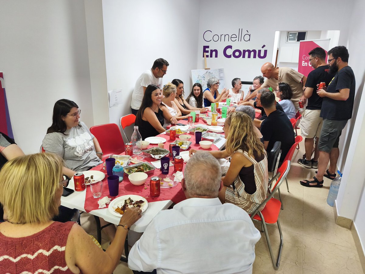 CatComuCornella's tweet photo. 🍽️ Avui hem celebrat el sopar de fi de curs de Cornella En Comu.
Compartim política, però també espais per cuidar-nos i fer comunitat. 💜
👉 Si vols contribuir a fer una Cornellà millor (i gaudir de moments com aquest), acosta’t a l’organització.
#CornellàEnComú #FemComunitat https://t.co/ngs6fuHPih