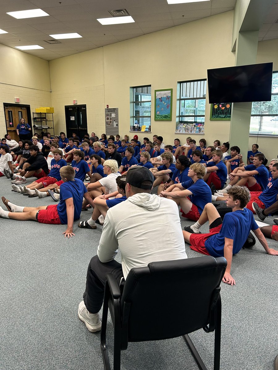 MVTOROS_AD's tweet image. Dr Oliver talking to the team at @MVToro_Football camp in Show Low.
Toro Pride