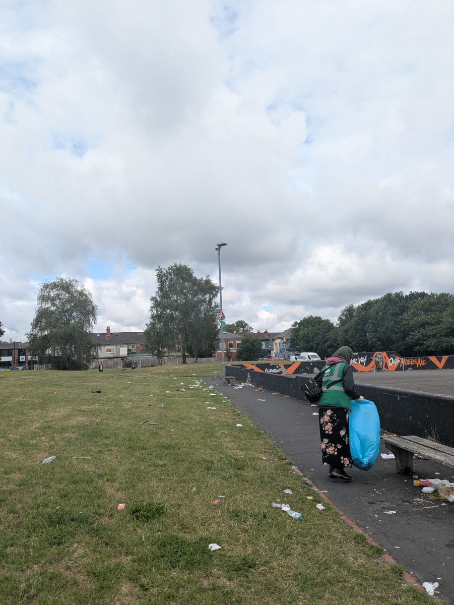 Before the #litterpick we found #sparkgreenpark in a shockingly sorry state. #Litter strewn all over the grass, #bins #overflowing with bottles, used #nappies, #fastfood #packaging. The lack of respect for #nature &amp; #wildlife is totally unacceptable. #PLEASETAKEYOURLITTERHOME 🚯