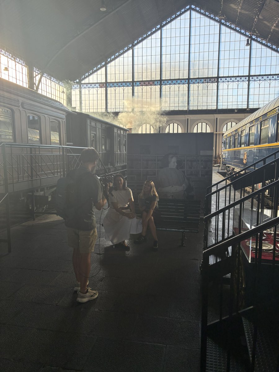 Museo del Ferrocarril (@m_ferrocarril) on Twitter photo #CineyTren🎞️La exposición #EstaciónZhivago en <a href="/MadridDirecto/">Madrid Directo</a> (22-07-25)
📸Con <a href="/carlotaacha/">Carlota Acha, sin hache.</a> y nuestra directora <a href="/teresacastanedo/">Teresa Castanedo</a>
📺👉telemadrid.es/programas/madr… #CineyTren🎞️La exposición #EstaciónZhivago en <a href="/MadridDirecto/">Madrid Directo</a> (22-07-25)
📸Con <a href="/carlotaacha/">Carlota Acha, sin hache.</a> y nuestra directora <a href="/teresacastanedo/">Teresa Castanedo</a>
📺👉telemadrid.es/programas/madr…