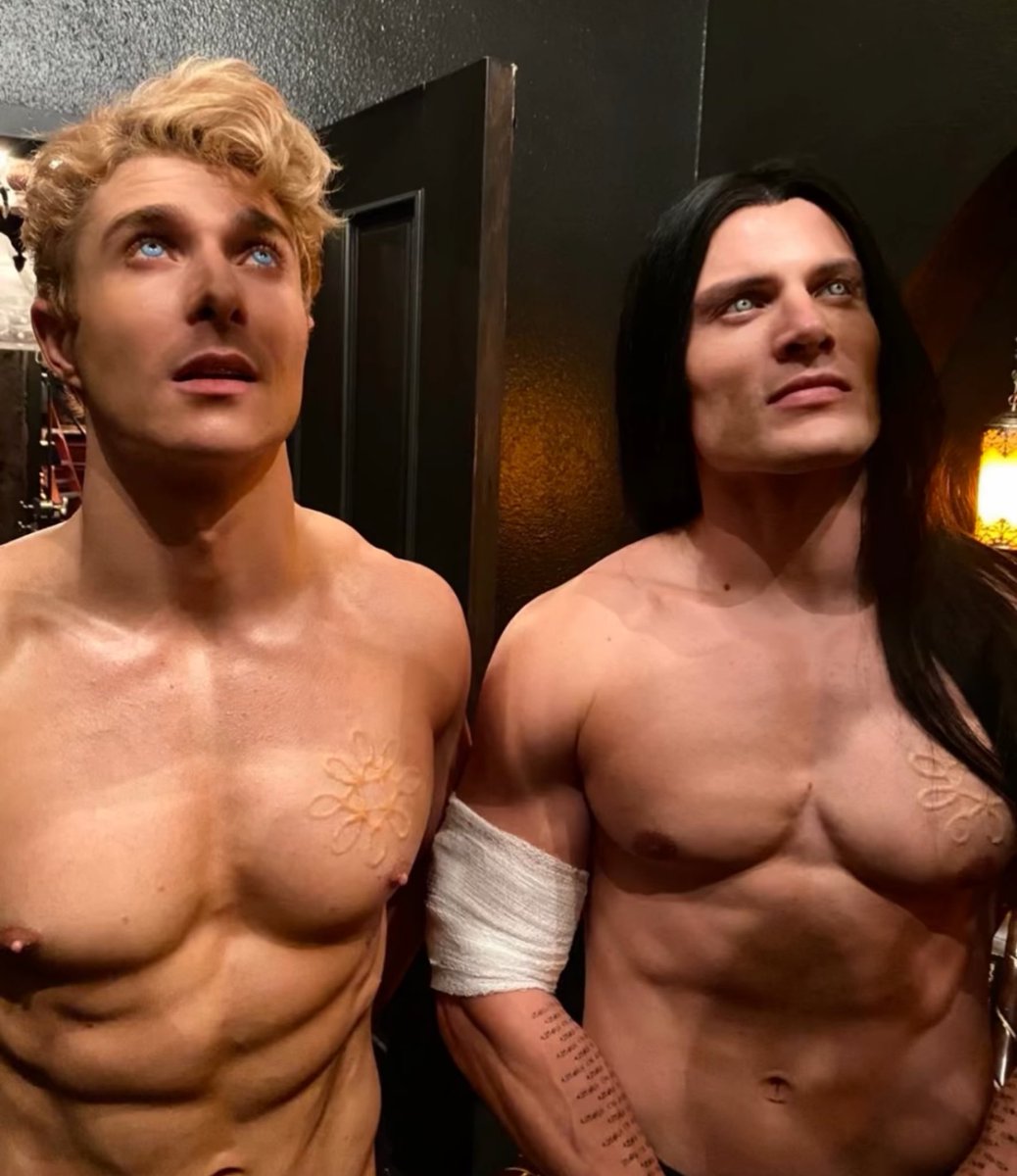 Alex Cubis publicó esta imagen junto a Robert Maaser en el rodaje de The  Black Dagger Brotherhood., image size:1038x1200