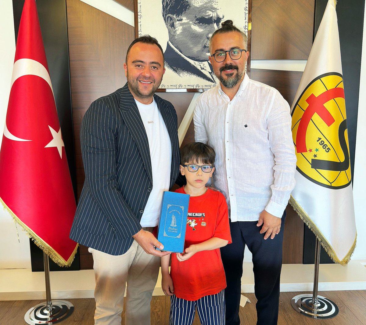 Uluslararası Geleceğin Dahileri Öğrenci Olimpiyatında Dünya Şampiyonu olan, Eskişehirli ve Eskişehirsporlu 7 yaşındaki Adil Tuna Öncel ve babası Uğur Öncel kulübümüzü ziyaret etti.

Türkiye’nin gururu olan Adil Tuna’yı ve ailesini yürekten kutlar, başarılarının devamını dileriz.