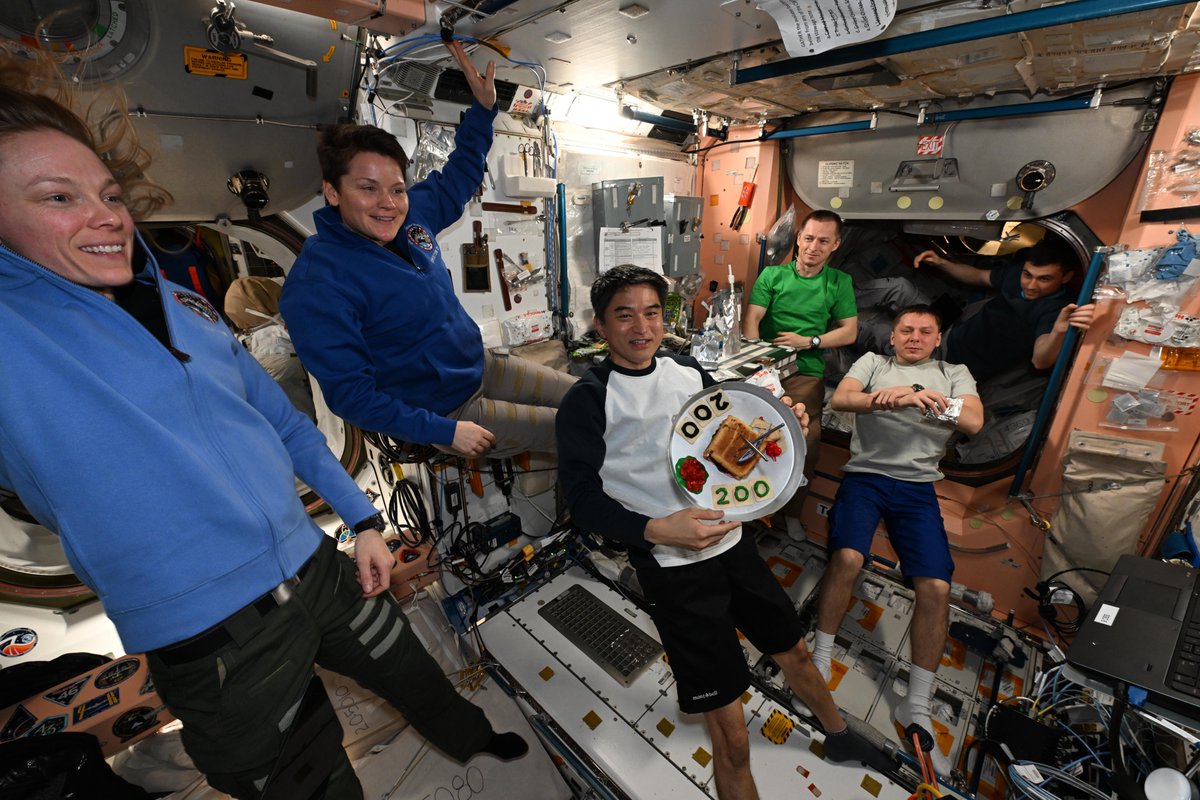 Astro_Ayers's tweet image. We like to celebrate milestones and birthdays on @Space_Station with cakes! You have to be creative when you can’t bake. We use cinnamon buns, muffin tops, pudding, fruit, and other things we can find in the pantry to make them special and delicious. Sometimes we get frosting as…