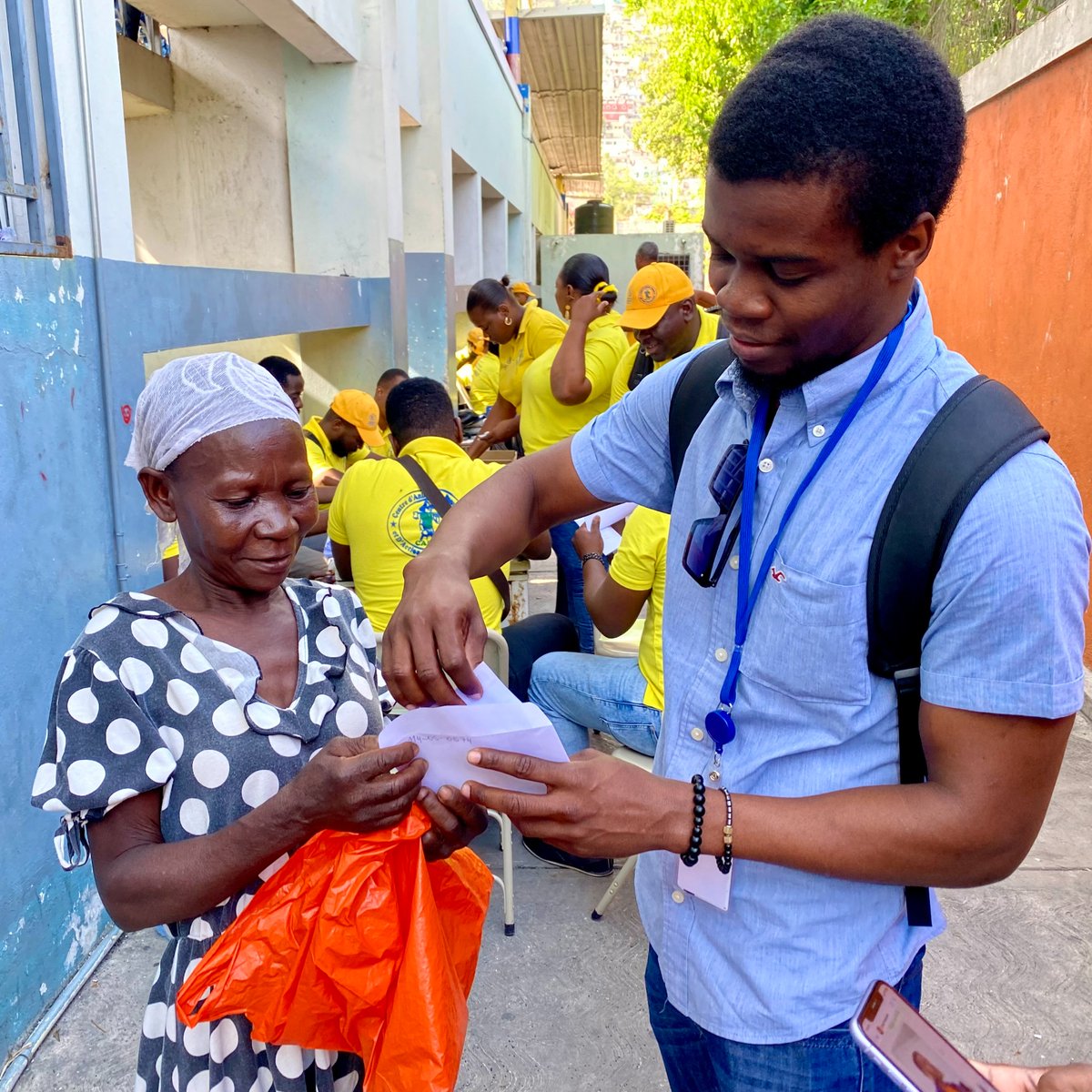 WFP_Haiti's tweet image. Malgré le contexte volatile qui affecte les services financiers, @WFP et ses partenaires ont distribué plus de 2,3 millions de dollars aux personnes déplacées à la capitale depuis le début de l'année.
Au total, 22 millions ont été transférés aux personnes vulnérables en #Haïti.