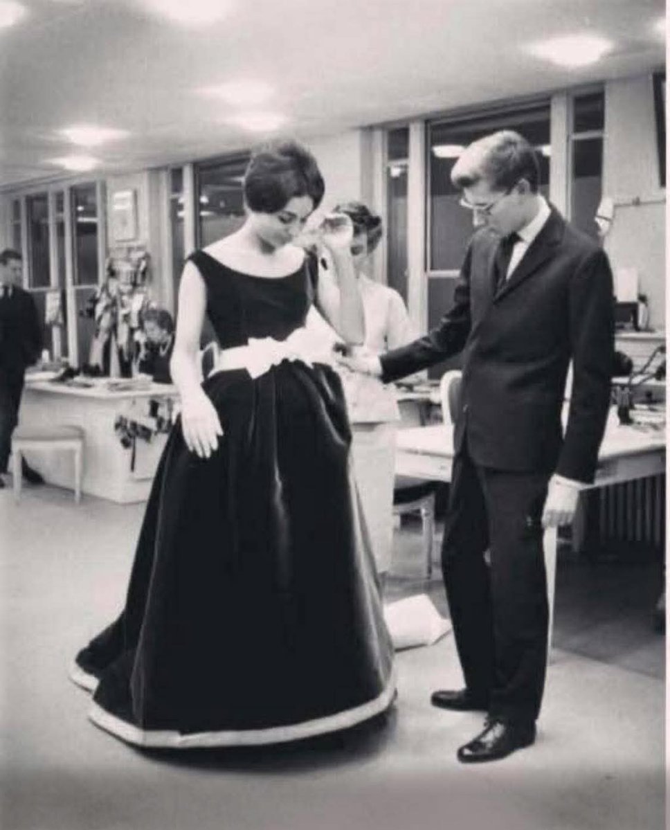tourist_e_afkar's tweet image. Yves Saint Laurent
در سال ۱۳۳۸ خورشیدی به ایران آمد تا شخصا برای عروسی شهبانو فرح یک لباس عروسی طراحی کند - این یک سفر خصوصی و یا گردش نبود بلکه از او خواسته شد بود و تمام هزینه این سفر بعلاوه لباس نیز به او پرداخته شده بود
#توریست_افکار