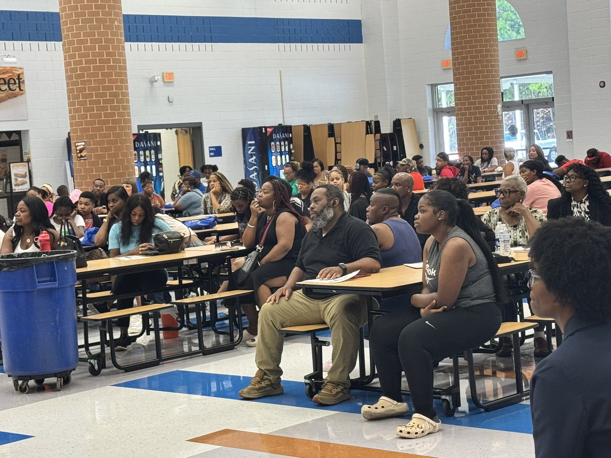 LadyWoodhouse23's tweet photo. Currently meeting with the โClass of 2029โ families. ๐ #InformationalSession #RedefiningOurLegacy @OneWHS2400 @parents4edu_SF @Franchesca_Warr @Freeman1908 @CEWHickman @edu_blackman @Coach_Dargan @edu_blackman https://t.co/Ux0VIstnfS