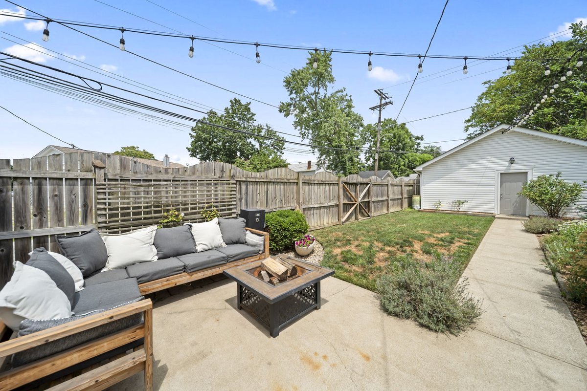 🚨 COMING SOON in Downtown Columbus!

📍 754 Carpenter Street, Columbus, OH 43206
🏡 3 Beds | 2.5 Baths | 1,516 SqFt
📅 Open House: Saturday, July 26th from 11:00 AM – 1:00 PM

✨ Fall in love with this updated, move-in ready gem just minutes from German Village, Nationwide