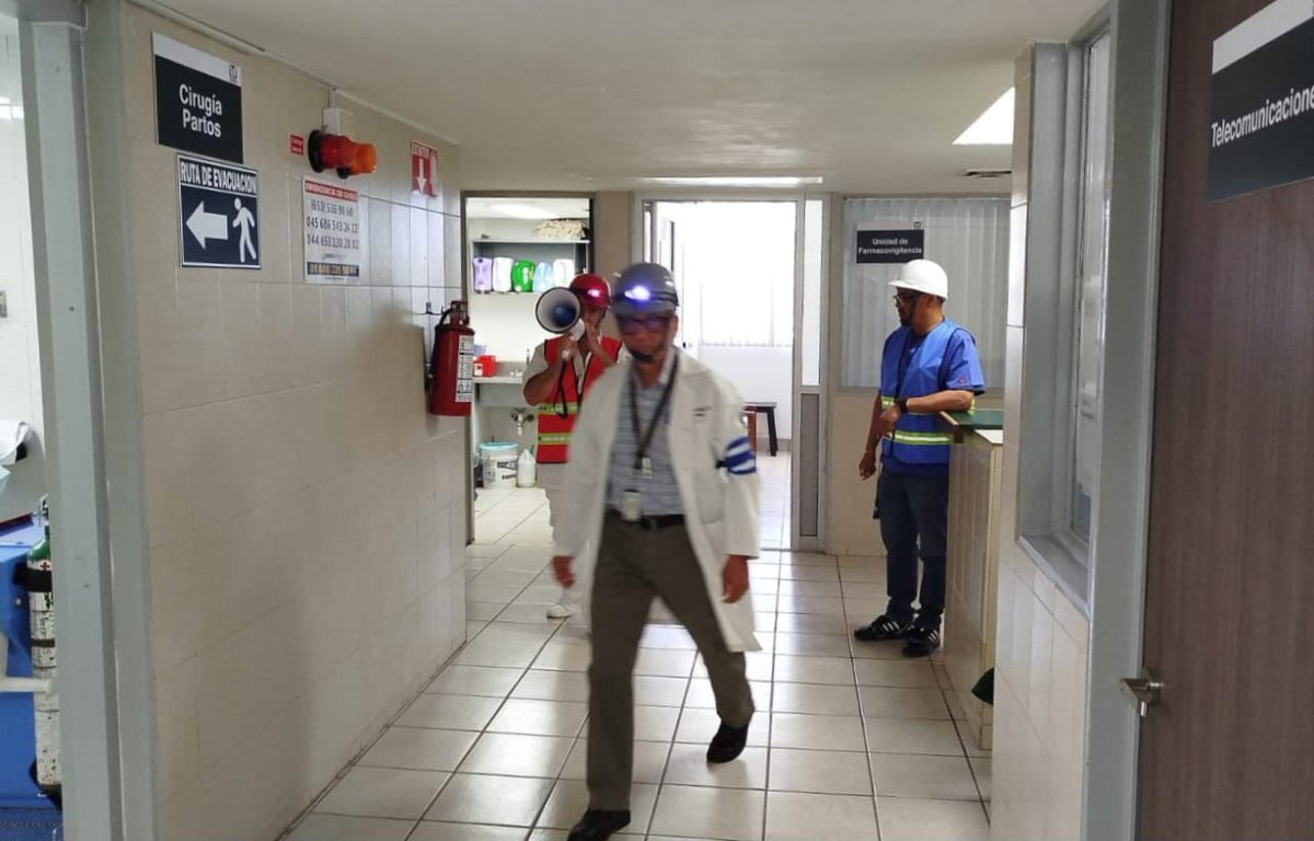 Se llevó a cabo con éxito el 4to Simulacro Delegacional 2025, registrando 59 hipótesis de emergencia por fuga de gas, sismo y huracán.

👷‍♀️ 910 brigadistas y 10,976 personas entre derechohabientes y personal de unidades médicas, administrativas y sociales participaron activamente.